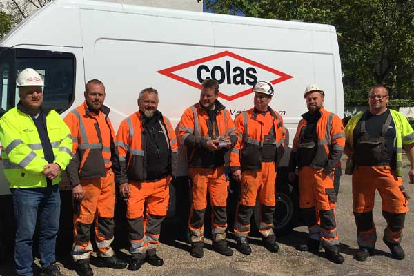 Colas-vandt-arbejdsmiljøpokal-2020_Jan-Dyhrs-hold-modtog-pokalen-på-Strandvejen-104-på-vegne-af-hele-Colas